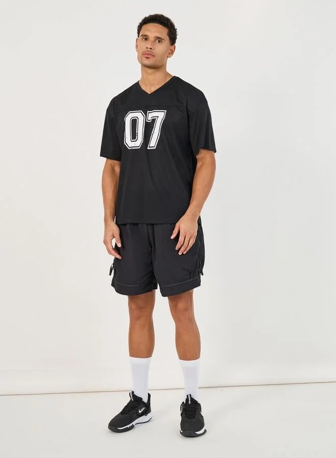 ستايلي اكتيف تيشيرت فضفاض بطبعة فارسيتي وتفاصيل مدروزة