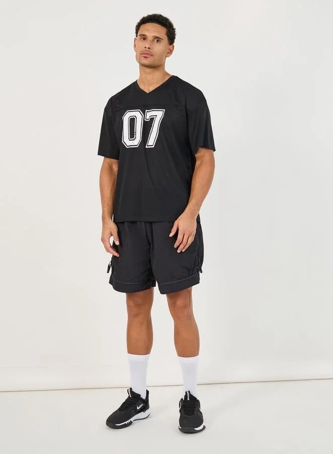 ستايلي اكتيف تيشيرت فضفاض بطبعة فارسيتي وتفاصيل مدروزة