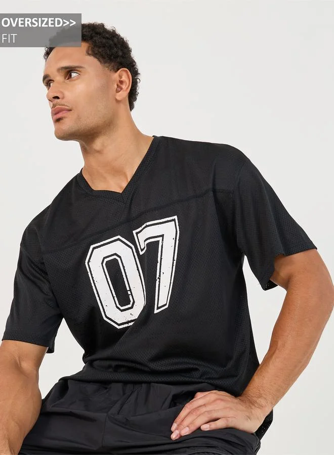 ستايلي اكتيف تيشيرت فضفاض بطبعة فارسيتي وتفاصيل مدروزة