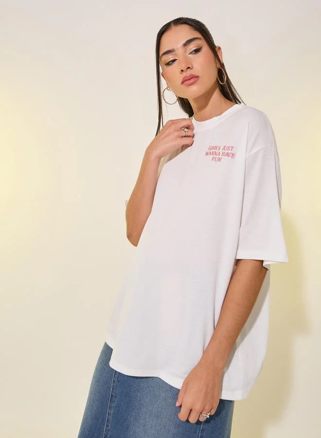 تايك تو تيشيرت نسائي أبيض فضفاض مطرز بشعار