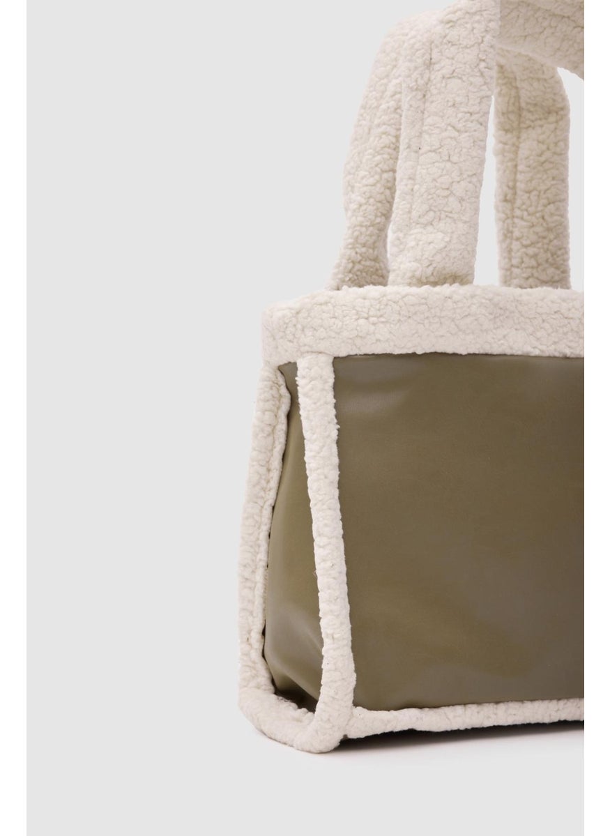 Shule Bags حقيبة كتف نسائية مكسوة بالفرو كيث كاكي  - Image 3