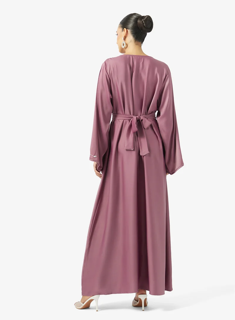 هيا كلوزيت جلابية مطرزة بالزهور مع حزام