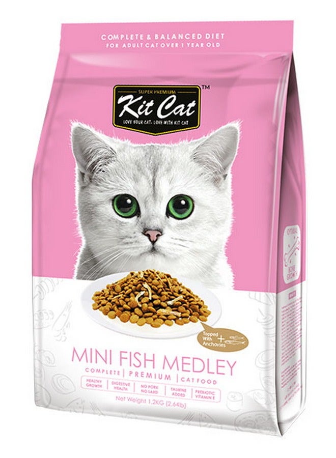 كيت كات طعام القطط الجاف ميني فيش ميدلي - صيغة ممتازة مغطاة بالأنشوجة مع التورين، فيتامينات بريبايوتيك ودعم صحة الجهاز الهضمي (1.2 كجم)