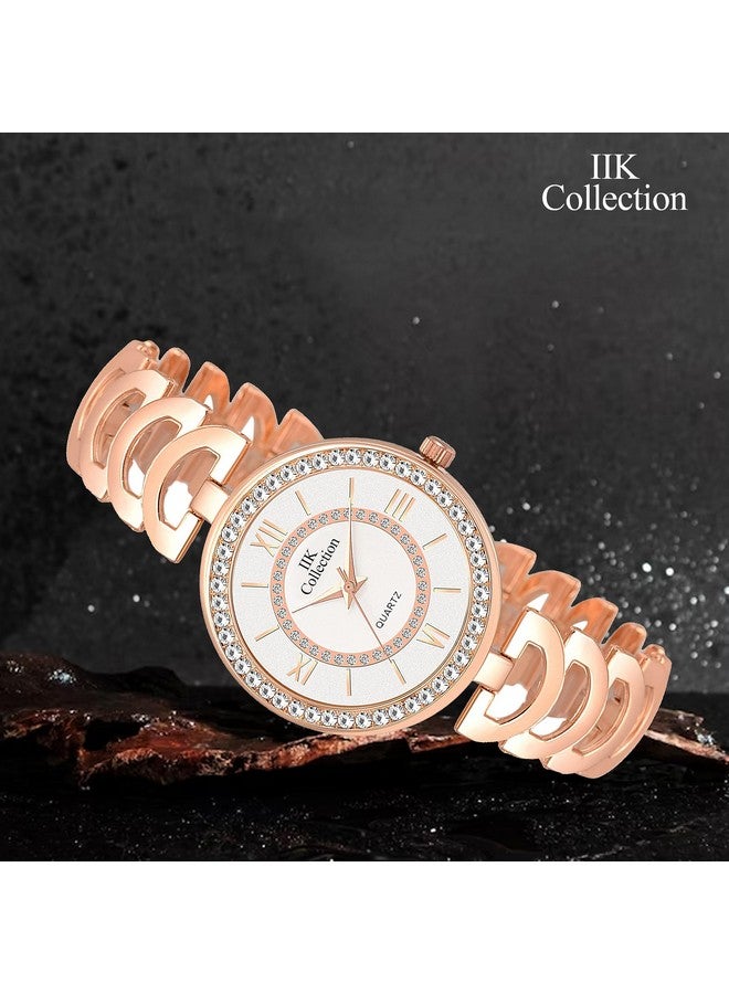 اي اي كيه كوليكشن ساعة يد أنالوج من الفولاذ المقاوم للصدأ للنساء من مجموعة IIK COLLECTION بمينا مستديرة مرصعة بالمسامير وحزام سلسلة معدنية (مينا بيضاء وسوار من الذهب الوردي) - Image 2