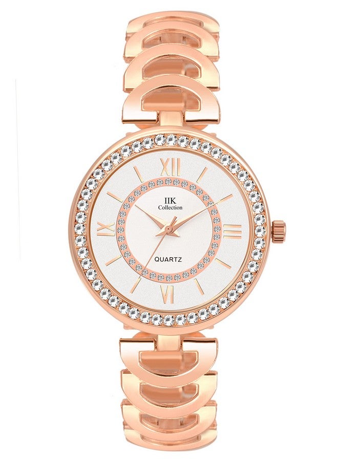 اي اي كيه كوليكشن ساعة يد أنالوج من الفولاذ المقاوم للصدأ للنساء من مجموعة IIK COLLECTION بمينا مستديرة مرصعة بالمسامير وحزام سلسلة معدنية (مينا بيضاء وسوار من الذهب الوردي) - Image 4