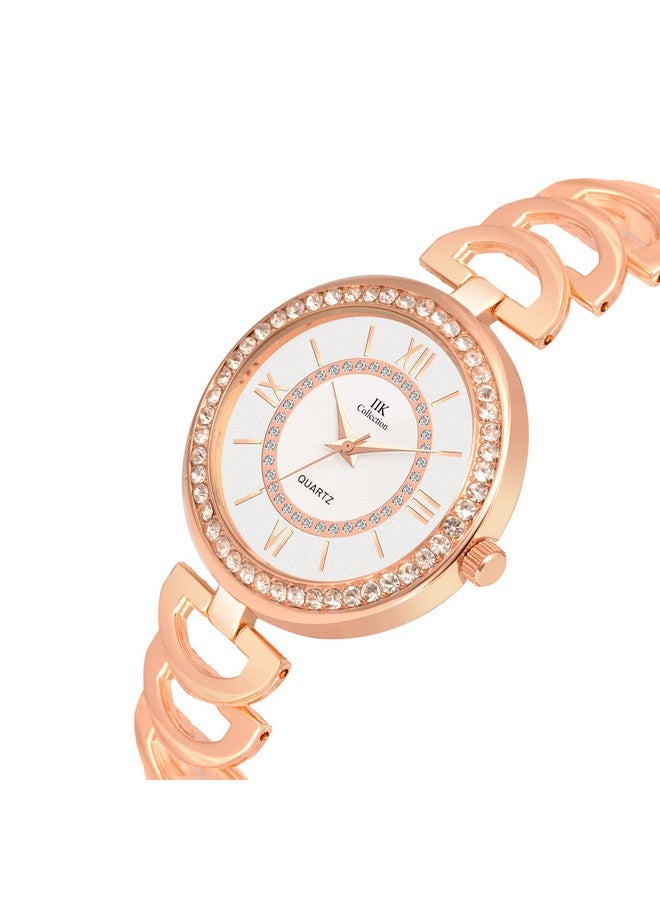 اي اي كيه كوليكشن ساعة يد أنالوج من الفولاذ المقاوم للصدأ للنساء من مجموعة IIK COLLECTION بمينا مستديرة مرصعة بالمسامير وحزام سلسلة معدنية (مينا بيضاء وسوار من الذهب الوردي) - Image 5