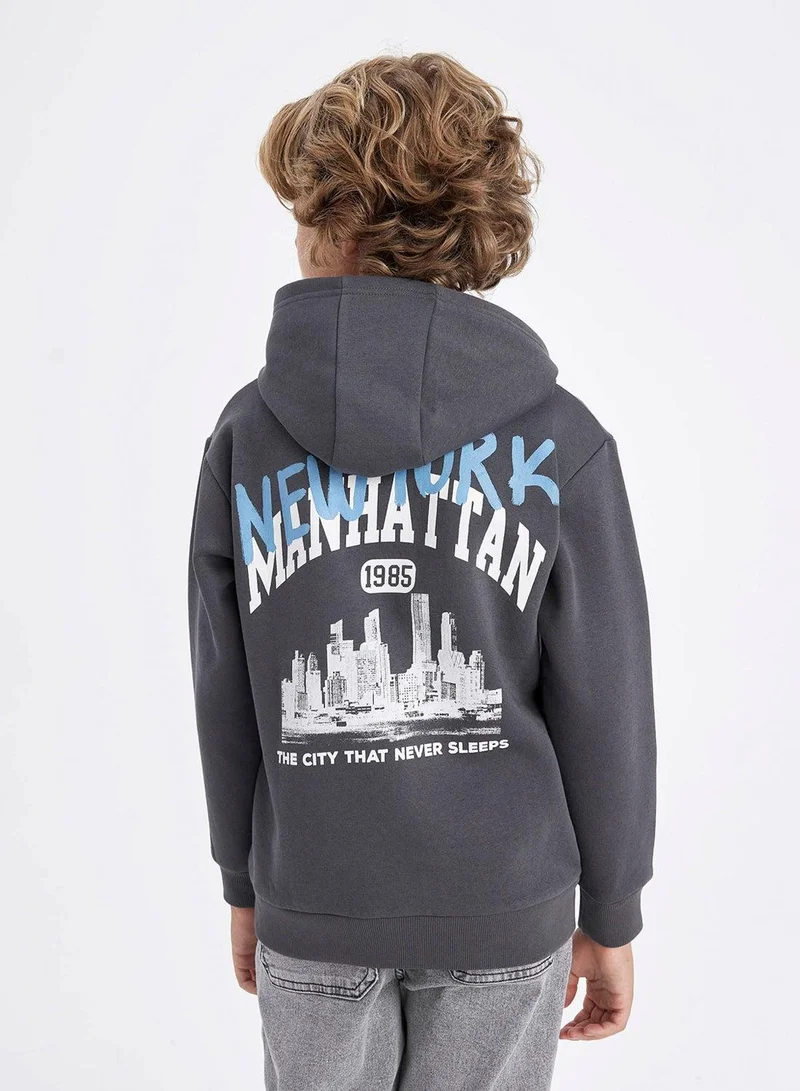 ديفاكتو سويت شيرت رمادي بقلنسوة وجيب وطبعة خلفية