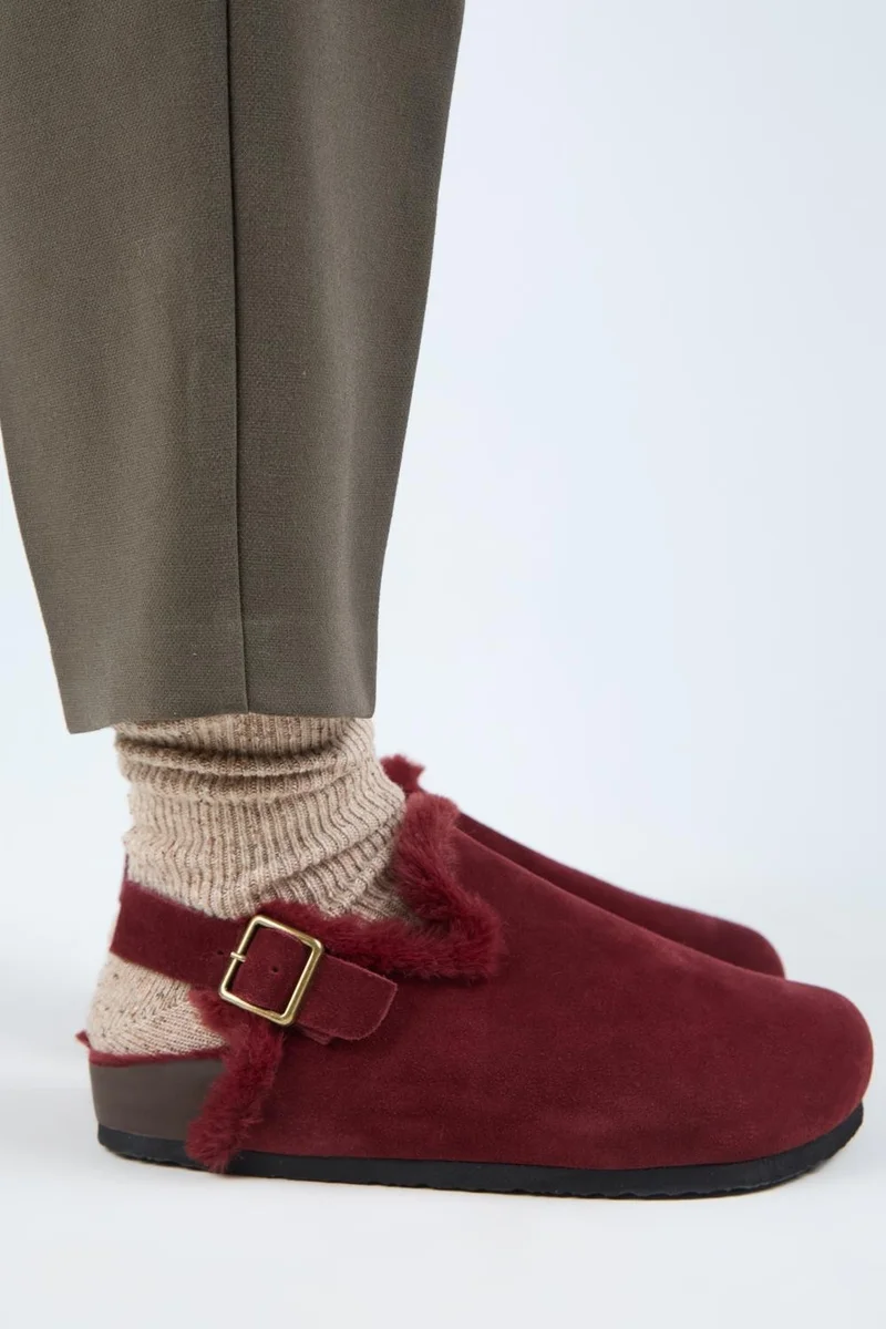 مانجيرو قباقيب نسائية من الجلد الطبيعي من مانيجيرو (هولي 2 مبطنة بالفرو) باللون العنابي