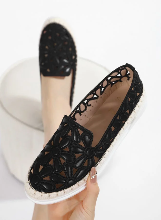 سنيك ايه بيك حذاء إسبادريل أسود بنقشة زهور وفتحات