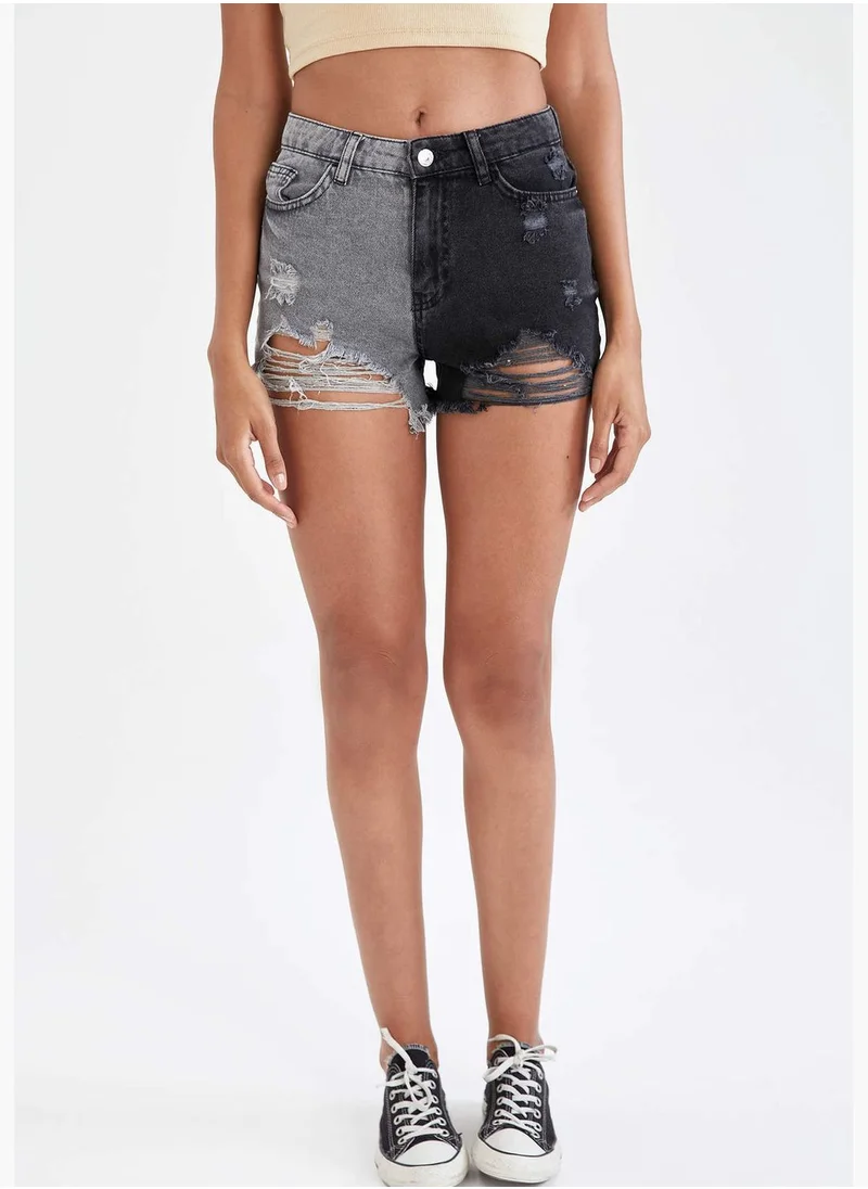 ديفاكتو Woman Fitted Denim Short