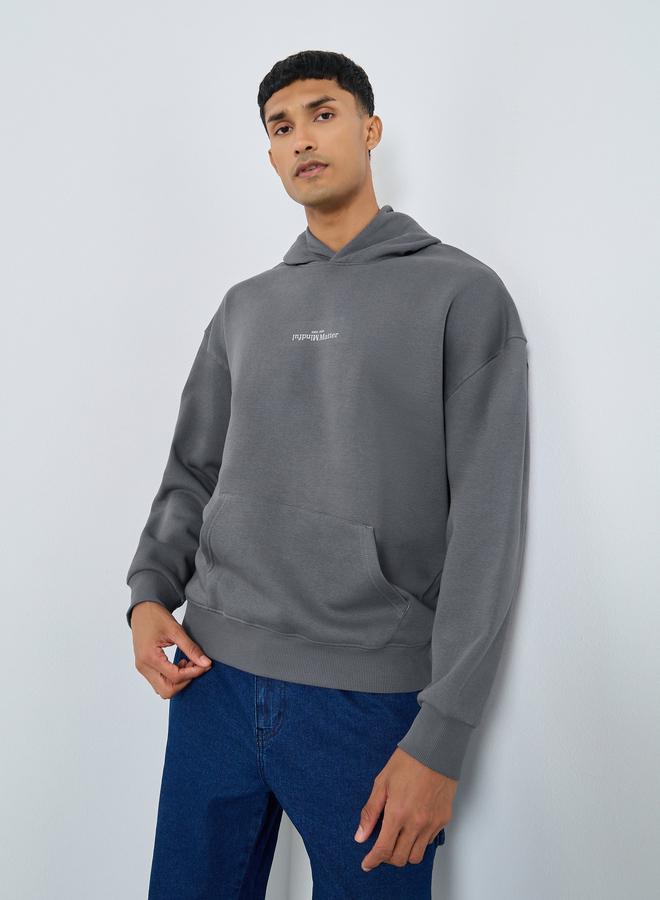 ستايلي هودي واسع رمادي بطبعة كتابة للرجال - Image 1