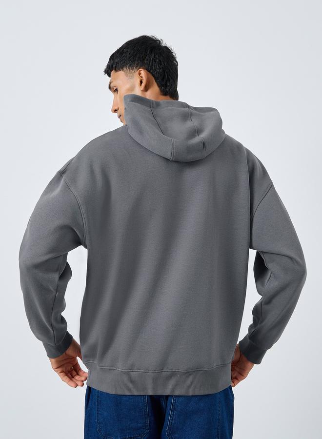 ستايلي هودي واسع رمادي بطبعة كتابة للرجال - Image 4