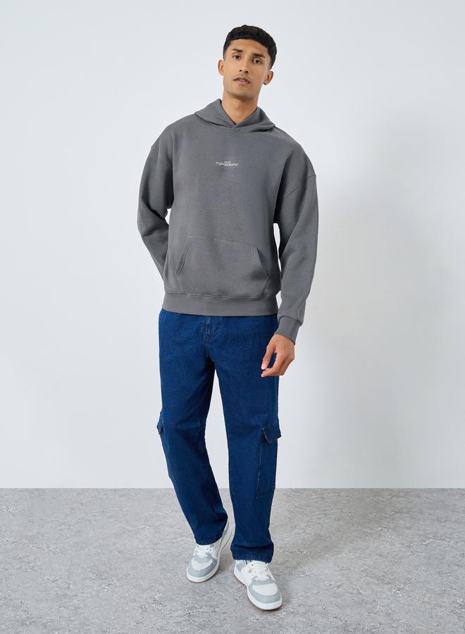 ستايلي هودي واسع رمادي بطبعة كتابة للرجال - Image 2