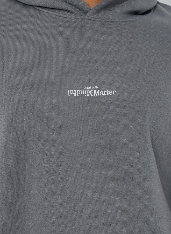 ستايلي هودي واسع رمادي بطبعة كتابة للرجال - Image 3