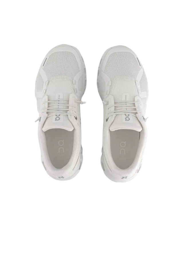أون حذاء الجري ON Cloud 5 "أبيض بالكامل" - حذاء رياضي خفيف الوزن بتصميم مميز مع توسيد CloudTec® | تصميم بسيط باللون الأبيض بالكامل | راحة وأداء يومي | حذاء مشي وتدريب للجنسين، قابل للتهوية - Image 5