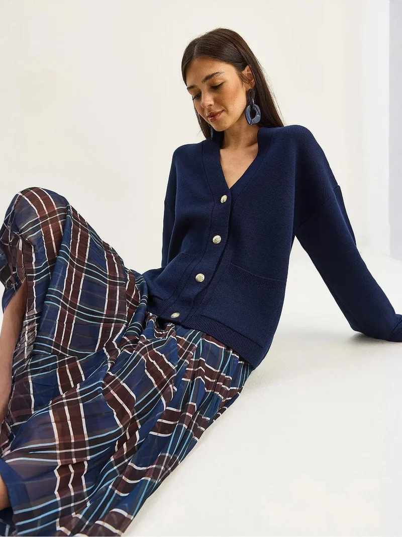 بيانكو لوتشي كارديجان برقبة على شكل حرف  ونسيج مضلع سميك بأزرار من لوتشي