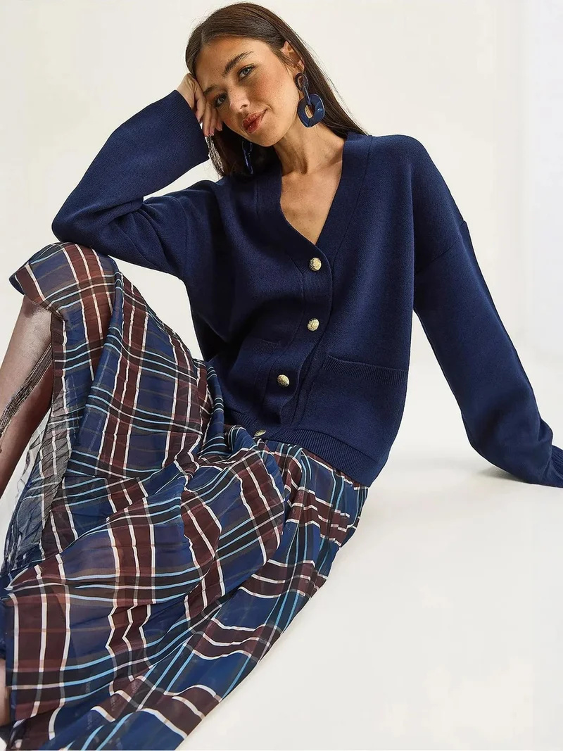 بيانكو لوتشي كارديجان برقبة على شكل حرف  ونسيج مضلع سميك بأزرار من لوتشي