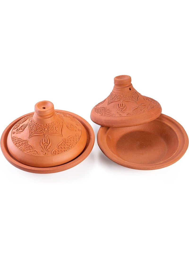 كازادورا طاجين مغربي طيني مجموعة من ٢ — طاجين مغربي يدوي الصنع من طين التراكوتا غير المصقول ١٠٠٪ طبيعي وخالي من الرصاص | طقم طاجين تقليدي كبير (قطعتان) — قواعد آمنة للغسيل في غسالة الأطباق وقابلة للنقع قبل الاستخدام | أواني طينية صحية وصديقة للبيئة مصنوعة في أوروبا — تصميم غطاء مخروطي لاحتباس البخار وتوزيع حرارة متساوية للحفاظ على نكهة ومغذيات الطعام | كل طاجين سعة تقريبية 19 أونصة سائلة (≈562 مل) — مناسب للطهو البطيء، اليخنات، الخضار، الدجاج والأسماك — اللون: تراكوتا — مثالي للتقديم على المائدة كقطعة زخرفية وعملية وهدية رمضانية/عيد — تعليمات العناية مُرفقة. - Image 1