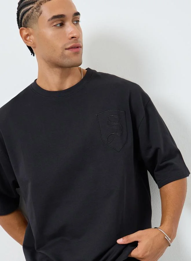 ستايلي تيشيرت رجالي أسود مطرز كبير الحجم