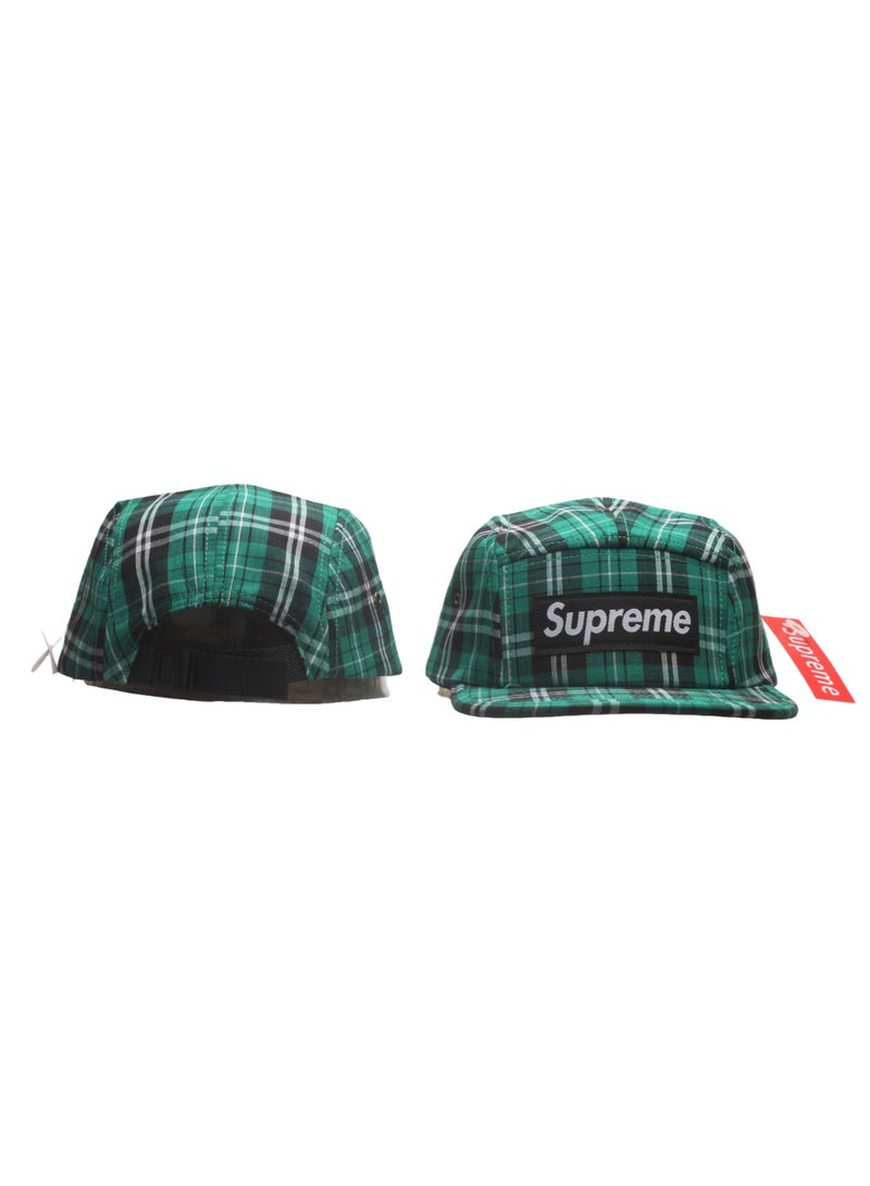 SUPREME قبعة معسكر 5 لوحات قطن-بولي SS25 مزخرفة بشعار مربع، إغلاق بالضغط