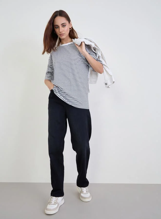 ستايلي تيشيرت واسع بأكمام مطرزة ومخططة