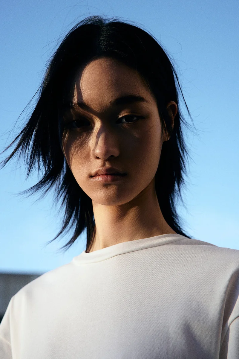 اتش اند ام فستان بتصميم تي-شيرت مع تفاصيل شبكية