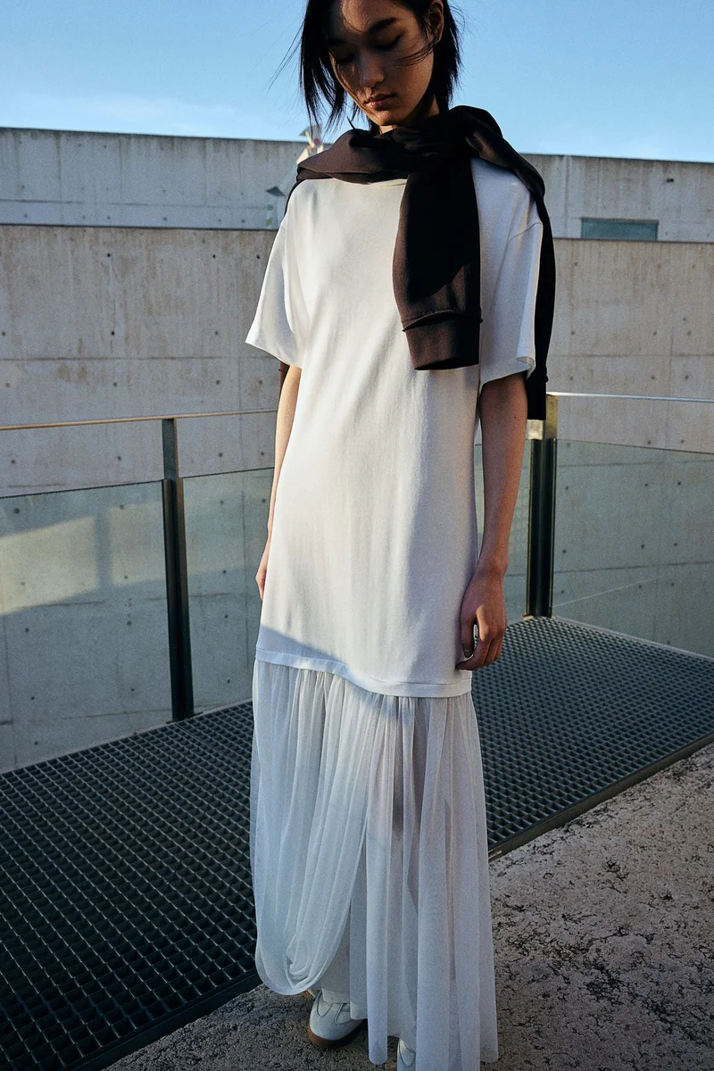 اتش اند ام فستان بتصميم تي-شيرت مع تفاصيل شبكية