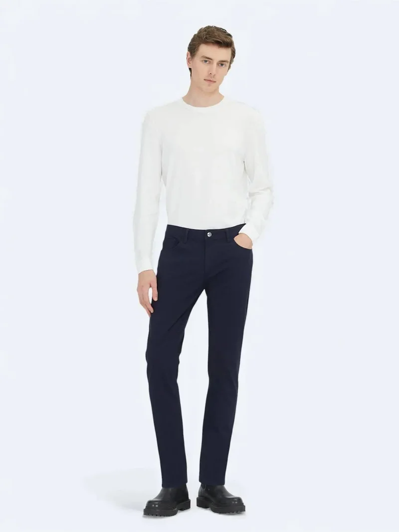 كيب بنطال قطني مخلوط، بقصة ضيقة، لون أزرق داكن، بنسيج منسوج.