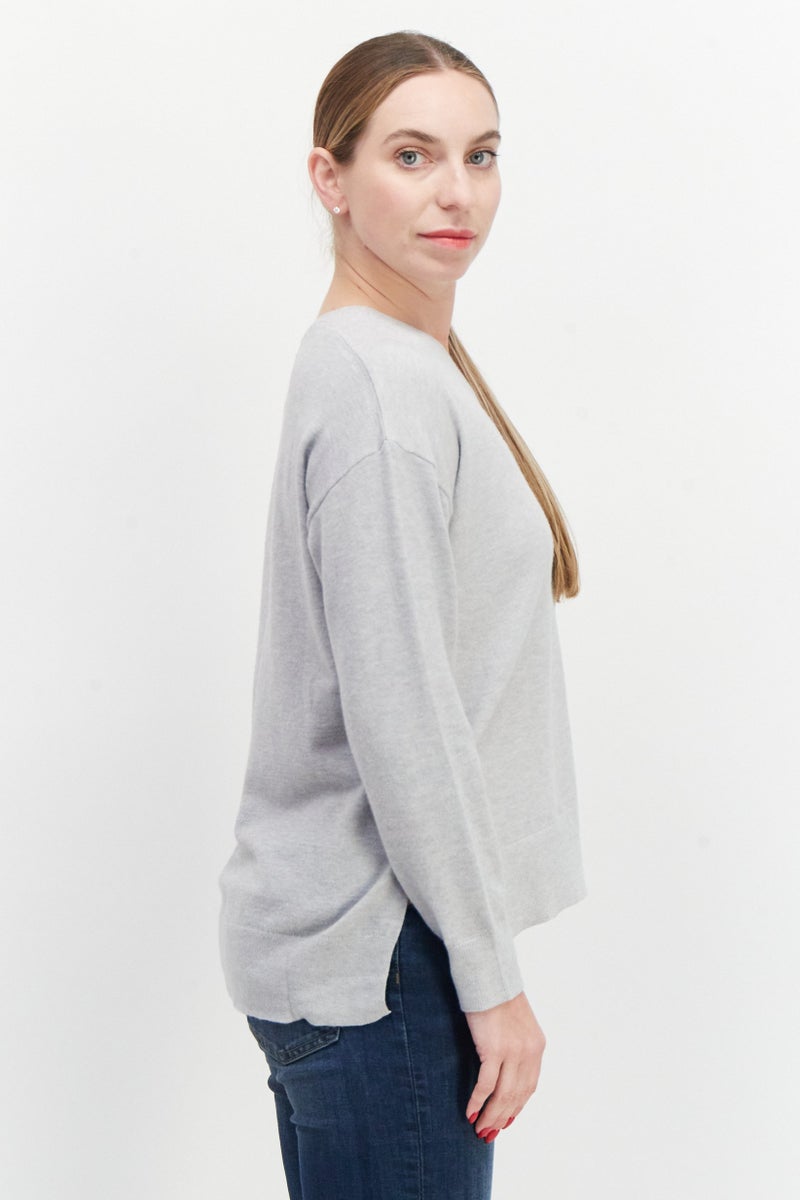 French Connection سويت شيرت محبوك بأكمام طويلة على شكل حرف V للنساء، رمادي فاتح - Image 3