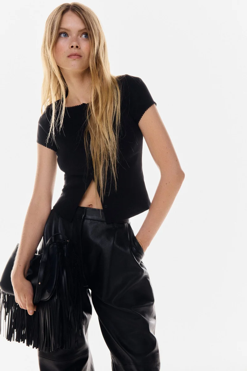 اتش اند ام بلوزة مرنة بأزرار أمامية