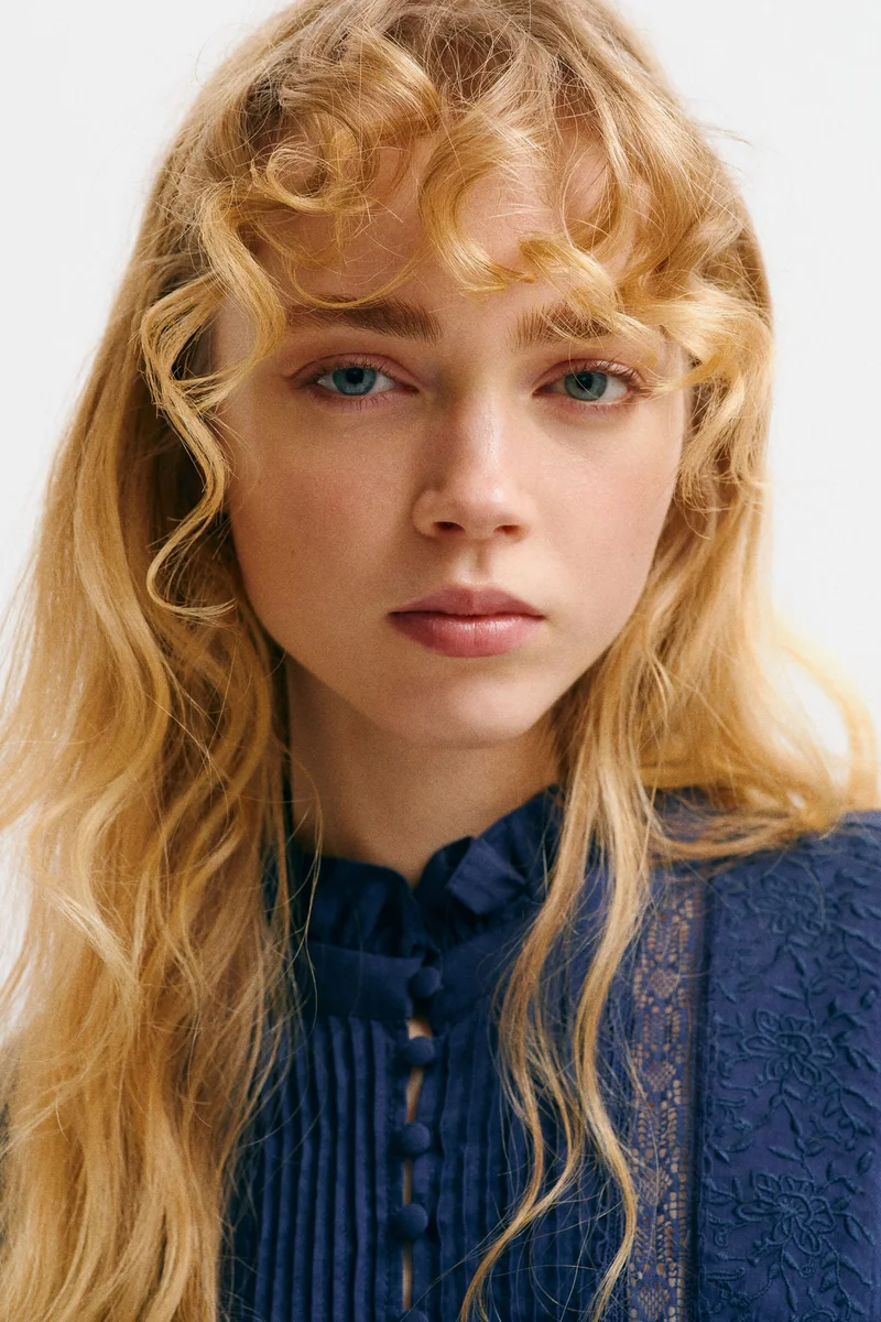 اتش اند ام بلوزة من مزيج القطن بطيات رفيعة