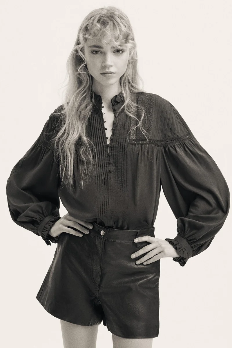 اتش اند ام بلوزة من مزيج القطن بطيات رفيعة