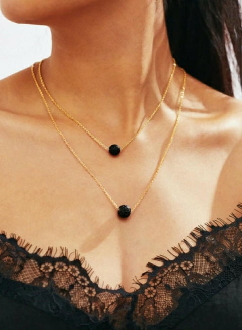 عقد نسائي شيك من سلسله دهبيه و حجر اللافا 2 صف