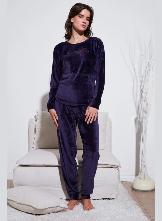 ليلا طقم بيجامة نسائي من فيلفيت ليلا بقصة عادية وملمس ناعم