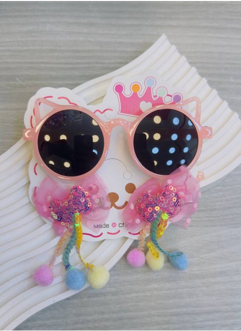 Colorful children's sunglasses with a unique modern design in the shape of a cat, paired with two clips decorated with soft tulle ribbons, shiny colors, and colorful pom-poms, adding a playful and magical touch to your little one's look! 🌟👑 Carefully designed to combine elegance and fun in every detail, perfect for a lively and joyful look, whether for special occasions or daily wear.