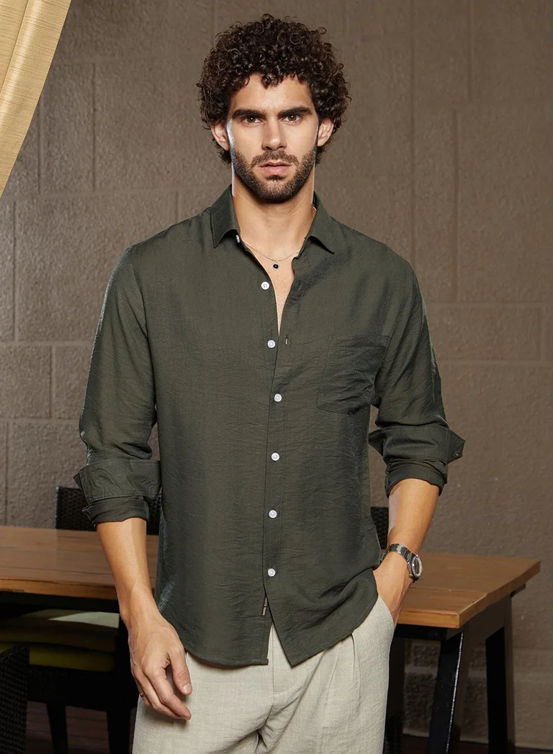 Campus Sutra Men's Olive Green Breezy Wrinked Relaxed Shirt For Casual Wear | Spread Collar | Long Cuffed Sleeves | Button Closure | Shirt Crafted With Comfort Fit For Everyday Wear