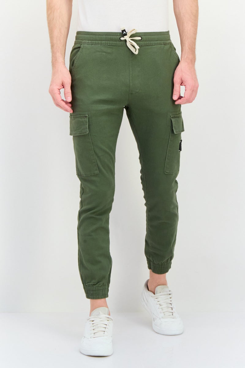 Company Eighty One سروال كارجو للرجال بقصة عادية مع حبل شد وشعار العلامة التجارية، زيتوني - Image 1