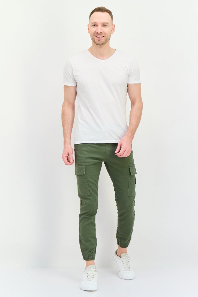 Company Eighty One سروال كارجو للرجال بقصة عادية مع حبل شد وشعار العلامة التجارية، زيتوني - Image 3