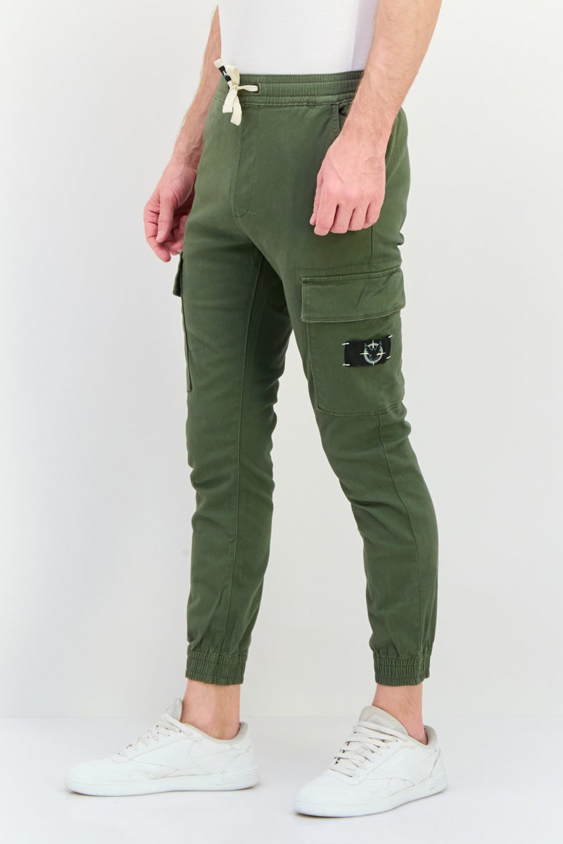 Company Eighty One سروال كارجو للرجال بقصة عادية مع حبل شد وشعار العلامة التجارية، زيتوني - Image 2