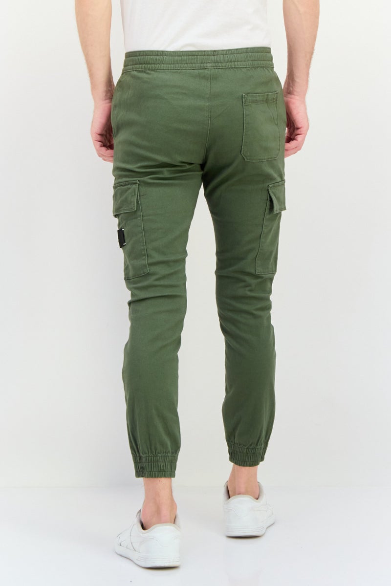 Company Eighty One سروال كارجو للرجال بقصة عادية مع حبل شد وشعار العلامة التجارية، زيتوني - Image 4