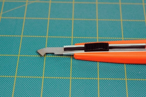 NT Cutter Multi-Use Plastic Cutter with Plastic Cutting Blade and Precision Knife Blade, 1 Cutter (M-500P) - Image 2