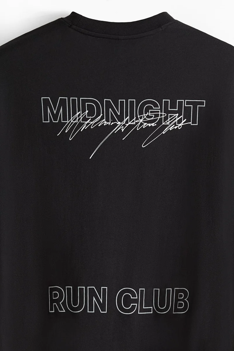 اتش اند ام تي-شيرت رياضي بقصّة بوكسي من نسيج دراي موف