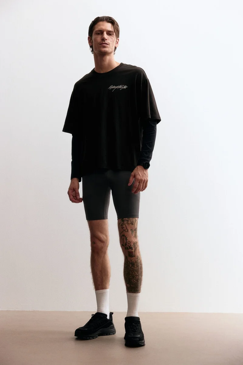 اتش اند ام تي-شيرت رياضي بقصّة بوكسي من نسيج دراي موف