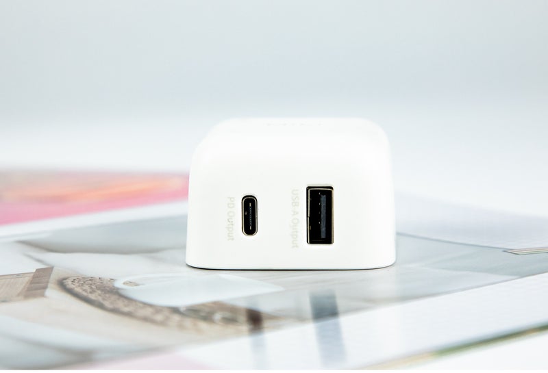 ميلى شاحن حائط MiLi بقدرة 30 واط يحتوي على منافذ مزدوجة (Type-C و USB-A) مع مقابس سفر قابلة للتبديل لتناسب مختلف المعايير الدولية (AU، EU، UK). - Image 2