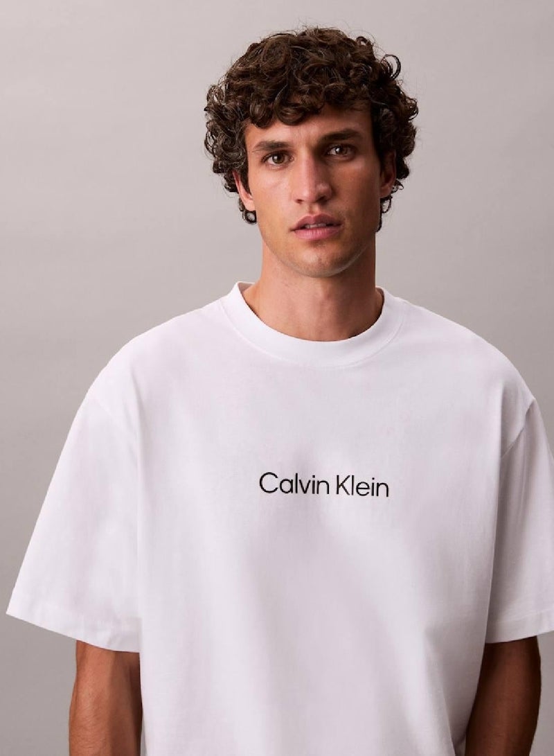 كالفن كلاين تيشيرت بشعار بقصّة مريحة - Image 5