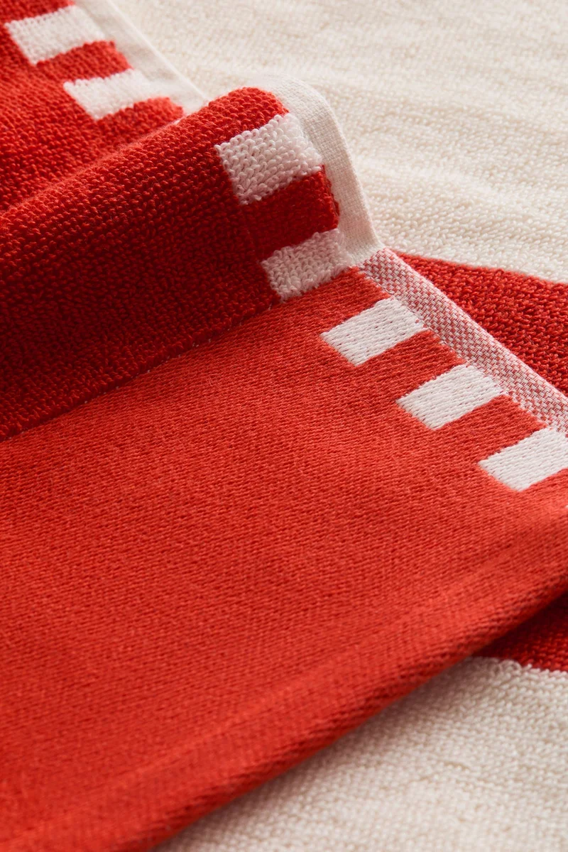 اتش اند ام منشفة للشاطئ من القطن مخططة