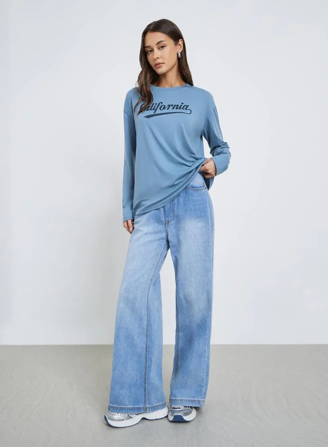 ستايلي تيشيرت واسع بطبعة كتابة وأكمام طويلة