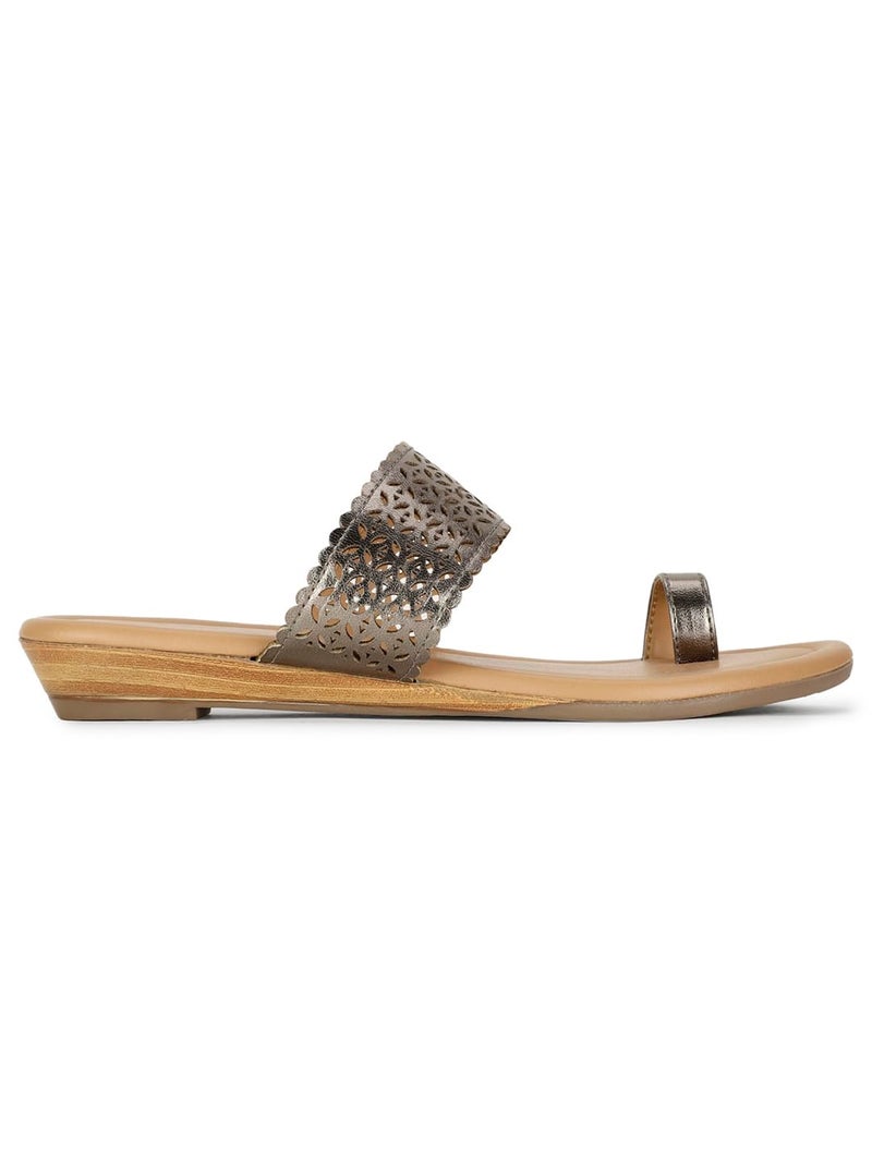 Bata باتا لورا حذاء نسائي بكعب إسفين وخاتم إصبع القدم باللون الرمادي - Image 2