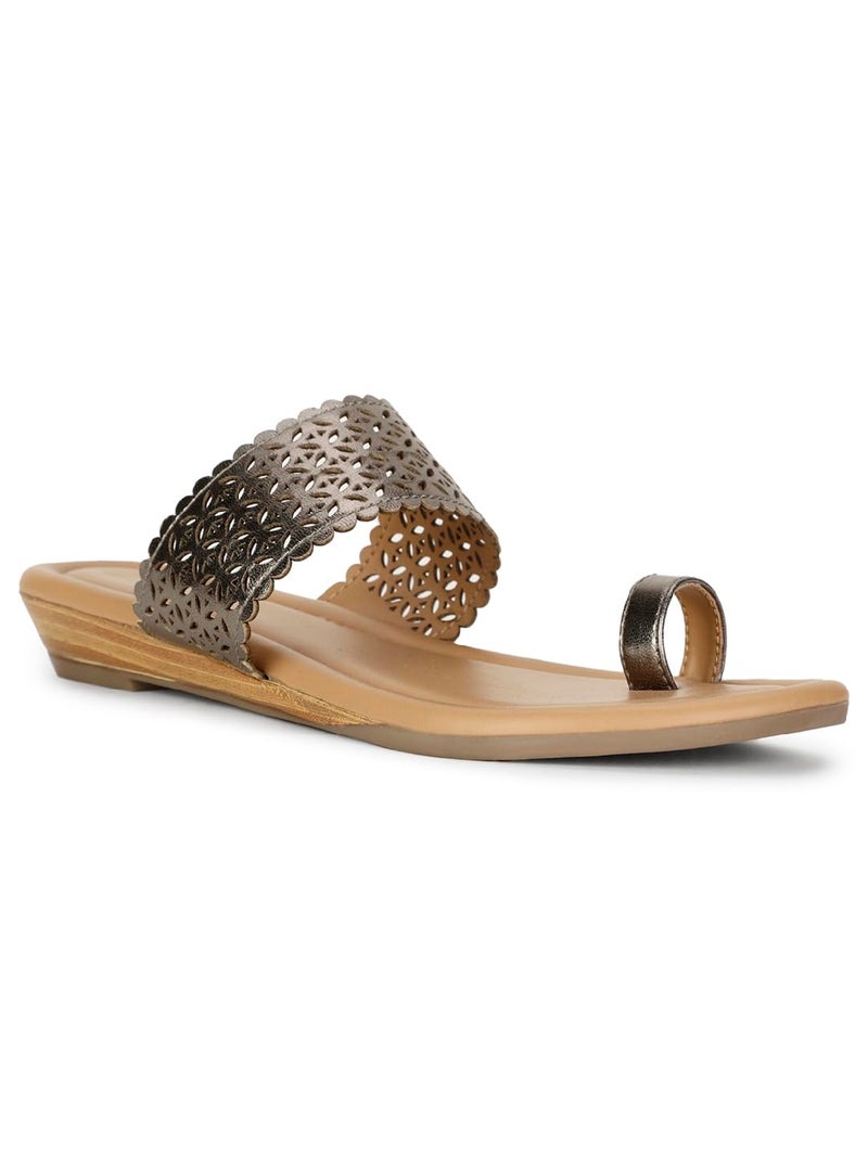 Bata باتا لورا حذاء نسائي بكعب إسفين وخاتم إصبع القدم باللون الرمادي - Image 1