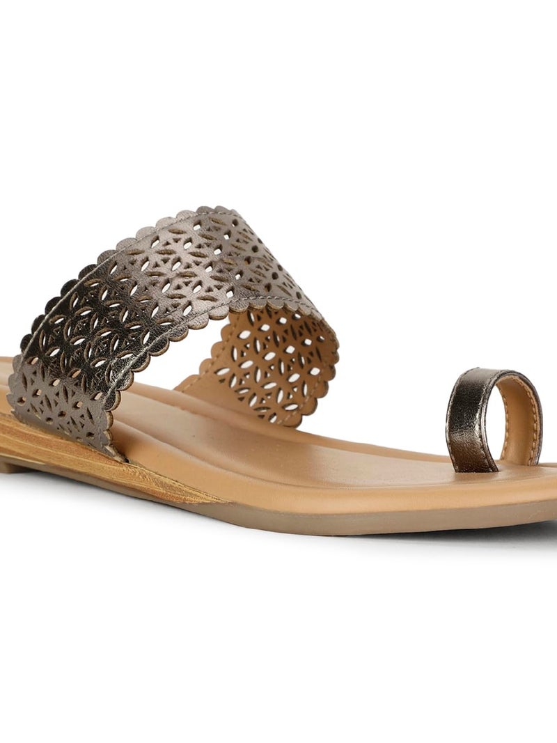 Bata باتا لورا حذاء نسائي بكعب إسفين وخاتم إصبع القدم باللون الرمادي - Image 5